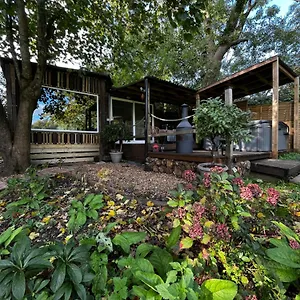 Lynbrook And Hot Tub, New Forest Holiday home Ringwood